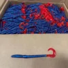 Curly Tail Worms Electricblue /RedTail 100 Stuks 1 Curly Tail Worms Electricblue /RedTail 100 Stuks -Vistuig Winkel curlytail red tail